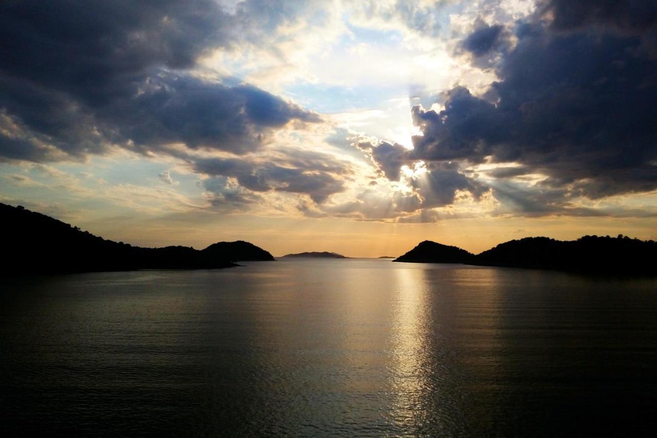 Apartments By The Sea Ubli, Lastovo - 8354 Uble Exterior foto